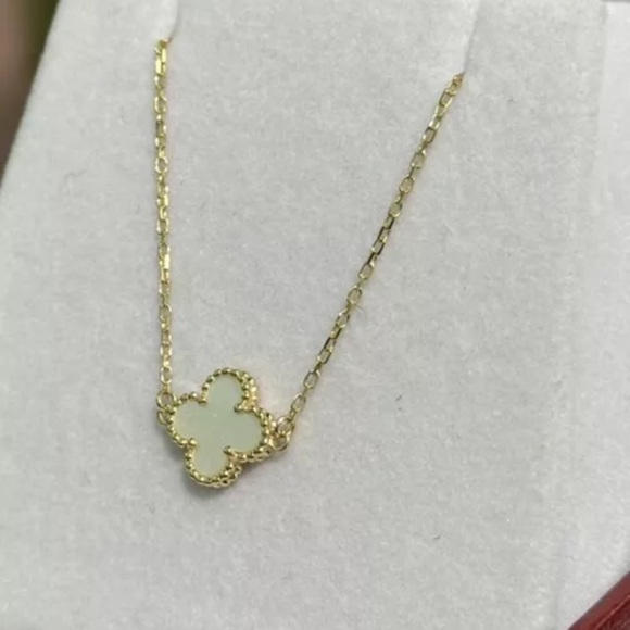 18k Solid Yellow Gold Mini White Flower Bracelet. 1.70 Grams. 7 Inches - Picture 4 of 6